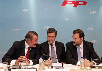 Rajoy charla con Acebes y Mayor Oreja al inicio de la reunión del Comité Ejecutivo del PP.