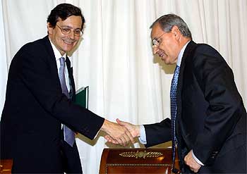 Vallespín, saluda al presidente de la Comisión Costitucional, Alfonso Guerra, antes de su comparecencia.