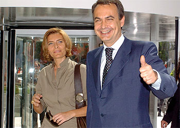 Zapatero, acompañado de Sonsoles Espinosa, minutos antes de dar comienzo el Congreso.