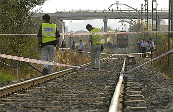 La policía inspecciona la vía donde han muerto arrolladas dos primas de cuatro años que estaban jugando solas.