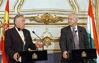 Moratinos, y su homólogo húngaro, László Kovács, durante la comparecencia posterior a la reunión mantenida entre ambos.