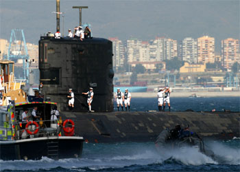 El submarino nuclear británcio  Tireless  arriba al puerto de Gibraltar.