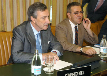 El ex director del CNI, junto al presidente de la comisión, Paulino Rivero.