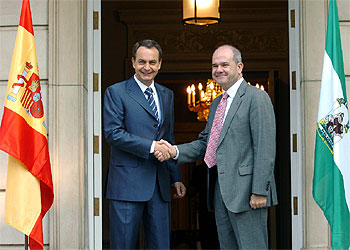 El presidente del Gobierno español, José Luis Rodríguez Zapatero, y el del Ejecutivo andaluz, Manuel Chaves, hoy en La Moncloa.