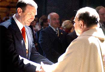 El  lehendakari  Ibarretxe, saluda al obispo Juan María Uriarte en la Basílica de San Ignacio de Loyola.