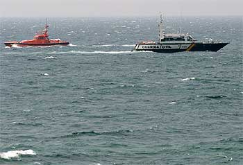 Una embarcación de la Guardia Civil y otra de Salvamento marítimo, durante las labores de búsqueda de los náufragos.