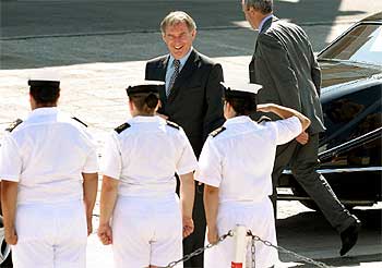 El ministro de Defensa británico, Geoff Hoon, durante su visita a la fragata  Grafton , atracada en el Peñón.