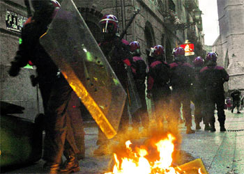 Los antidisturbios de la Ertzaintza se enfrentan a los violentos.