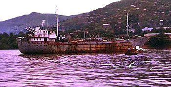 El carguero  Hollgan Star,  atracado en el puerto de Freetown.