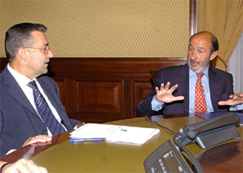 Paulino Rivero, ayer con el portavoz socialista Alfredo Pérez Rubalcaba en el Congreso.