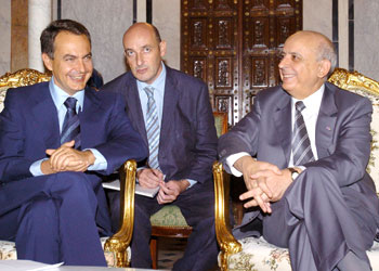 José Luiz Rodríguez Zapatero junto al primer ministro de Túnez, Mohamed Ghannuchi.