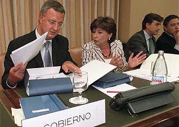 Caldera, junto a la diputada del PSOE Carmen Marón, durante la rueda de prensa tras comparecer ante el Congreso.