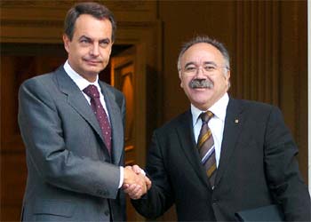 José Luis Rodríguez Zapatero estrecha la mano de Josep Lluis Carod-Rovira, momentos antes de la reunión mantenida en el palacio de La Moncloa.