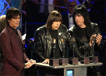 Johnny, flanqueado por Dee Dee y Marky Ramone en 2002.