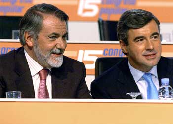 Jaime Mayor Oreja y Ángel Acebes, durante la apertura del cónclave 'popular'.