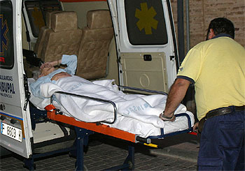 Un sanitario traslada al hospital a una de las 13 víctimas de la intoxicación en la Residencia San Marcos de Paredes de Nava.