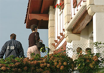 Varios expertos en armas acceden a una casa de Urrugne, en la que se ha hallado un importante  zulo  de ETA.