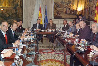 Jordi Sevilla, al fondo a la izquierda, con los representantes autonómicos en la reunión de hoy.
