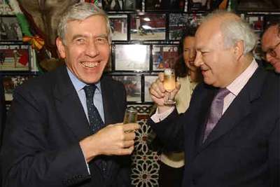 Jack Straw, izquierda, y Miguel Ángel Moratinos toman un aperitivo en un bar de Madrid antes de tratar el contencioso de Gibraltar.