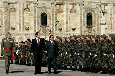 Zapatero y Schröder pasan revista a las tropas a su llegada al Hostal Parador San Marcos, de León.