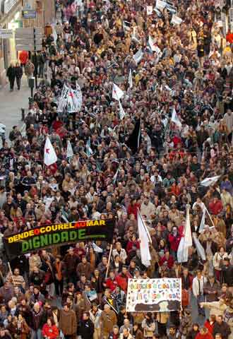 Cabecera de la marcha que recorre esta tarde Santiago de Compostela en el segundo aniversario del naufragio.