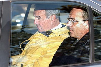 El general de División en la reserva Vicente Carlos Navarro (izquierda) y su abogado llegan a la Audiencia Nacional.