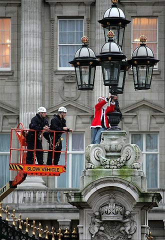 Un activista de Padres por la Justicia, durante su peculiar protesta a favor de los derechos de los padres divorciados.