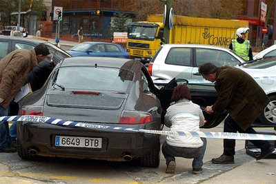 La Policía inspecciona el coche tiroteado en la confluencia de la avenida de Pío XII y la calle de Marqués de Torroja.