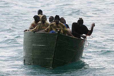 Salvamento Marítimo remolca esta madrugada una patera con 44 personas a bordo hasta la costa de Fuerteventura.