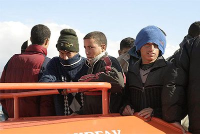 Varios inmigrantes del grupo de 50 que ha ido trasladado hoy al puerto de Motril por Salvamento Marítimo.