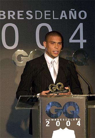 El semanario económico 'Exame' estima su fortuna en 133,3 millones de dólares. En la foto, recibe el premio GQ al Deportista del Año.