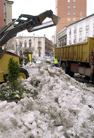 Retirada de la nieve acumulada en las calles de Burgos que dificultaba el tránsito de peatones y vehículos.