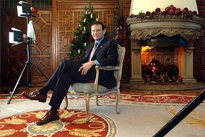 El  lehendakari , Juan José Ibarretxe, durante la grabación en Ajuria Enea del mensaje de fin de año.