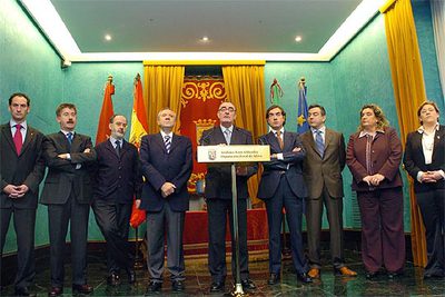 El diputado general de Álava, Ramón Rabanera, lee la declaración institucional sobre el  plan Ibarretxe .