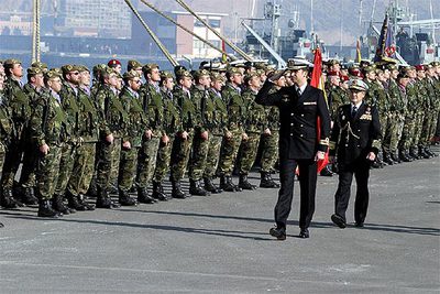 Don Felipe pasa revista en el puerto de Alicante a los 240 soldados, que llegarán a Sumatra el 2 de febrero.