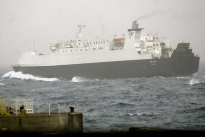 Un barco lucha con el oleaje en el puerto de Santa Cruz de Tenerife.