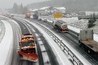 Aspecto de la A-15 esta tarde a la altura de la localidad navarra de Mugiro con las quitanieves a pleno rendimiento.