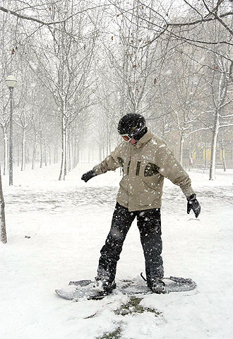 Un joven practica con su tabla de  snow board  en pleno centro de Logroño.