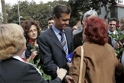 El ministro López Aguilar participa en Las Palmas en la campaña de difusión de la Constitución Europea.