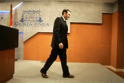 El  lehendakari , tras la rueda de prensa en la que ha anunciado la fecha de los comicios autonómicos.