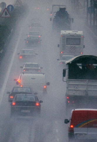 Imagen de la entrada de Valencia por la A-3, muy complicada por la lluvia.