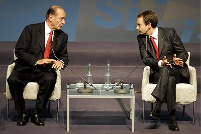 Chirac y Rodríguez Zapatero charlan durante el acto, celebrado en el Palacio de Congresos de Barcelona.