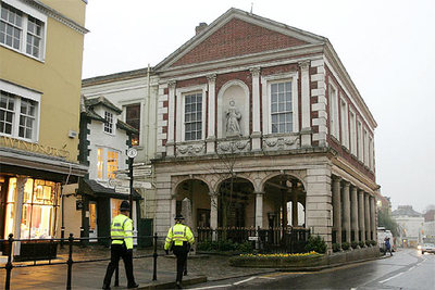 Los policías vigilan el Consistorio de Windsor, construido en 1689 y que se conoce como  Guildhall .