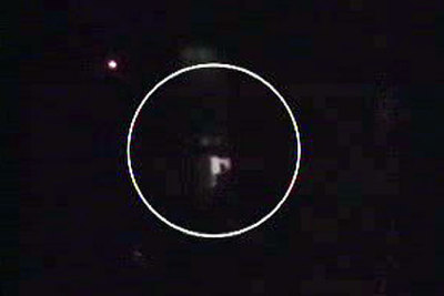 Imagen del vídeo captado por un videoaficionado en el que parece verse a una persona mientras el Windsor ardía.