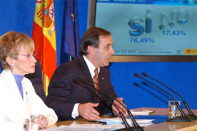 El ministro del Interior, José Antonio Alonso y la vicepresidenta primera del Gobierno, María Teresa Fernández de la Vega, ha comparecido para confirmar el triunfo del  sí  cuando el escrutinio pasaba del 93%. Ambos han destacado el éxito del resultado y han subrayado que apenas se han producido incidentes.