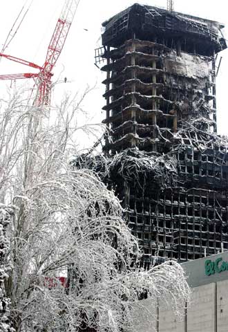 La nieve caída en Madrid ha cubierto el negro esqueleto del Windsor.