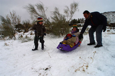 Una familia se divierte ayer en la nieve caída en la Sierra de los Filabres, en Almería.