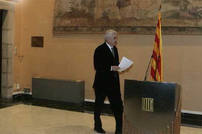 Maragall entra en el salón Torres García del Palau de la Generalitat para leer una declaración institucional.