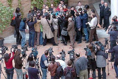 El delegado del Gobierno en Andalucía, Juan José López Garzón, atiende a los medios en la Comisaría de Málaga.