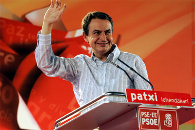José Luis Rodríguez Zapatero saluda a los asistentes del acto socialista en Durango.
